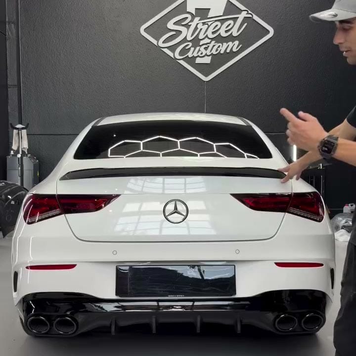 Mercedes CLA C118 bianca vista posteriore con diffusore in stile AMG CLA 45 S