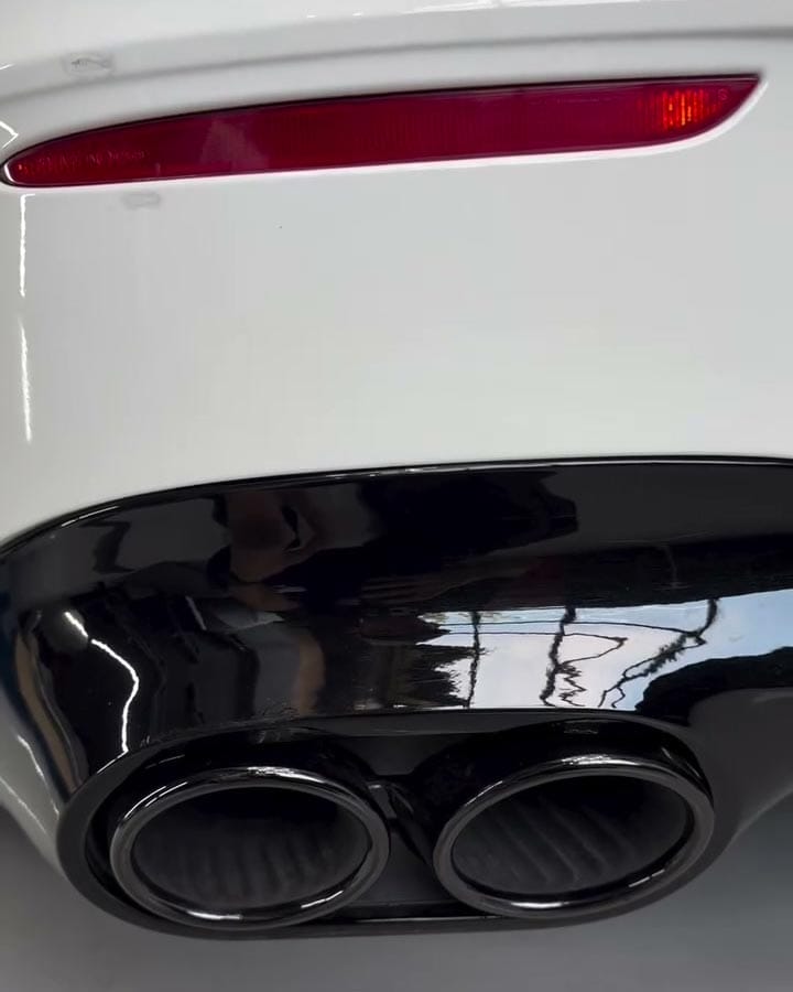 Terminali di scarico neri e diffusore in nero lucido su Mercedes CLA C118