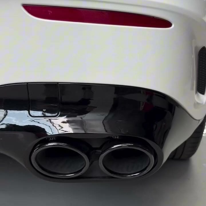 Dettaglio del diffusore posteriore in stile CLA 45 S montato su Mercedes CLA
