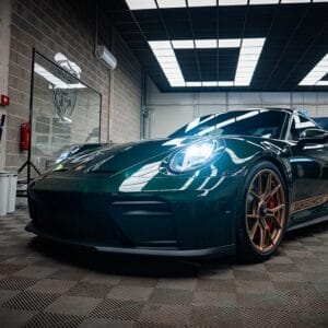 Artigiano al lavoro su un'auto in un atelier di personalizzazione