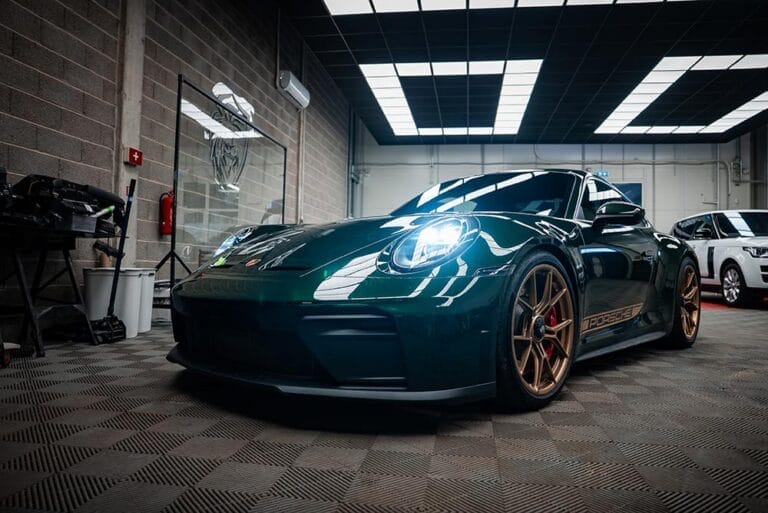 Artigiano al lavoro su un'auto in un atelier di personalizzazione