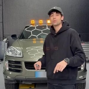 Allestimento overland su una Porsche Cayenne 957: assetto rialzato di tre pollici, gomme All Terrain, faretti da tetto con telecomando e scarico artigianale su misura. Da SUV stradale a mezzo che va ovunque.