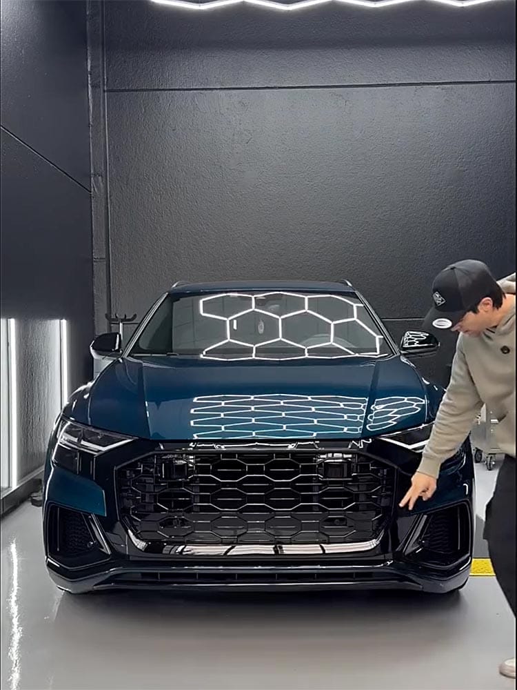 Audi Q8 total black in stile RS/SQ8