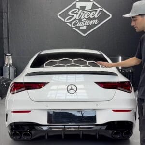 Una CLA del 2023 portata al look della AMG CLA 45 S: diffusore, spoiler e griglia Panamericana, più uno scarico diretto che cambia il carattere dell'auto anche a orecchie chiuse.