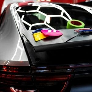 Applicazione di una pellicola wrapping su un'auto in atelier
