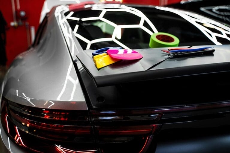 Applicazione di una pellicola wrapping su un'auto in atelier