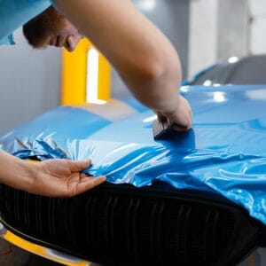 Lavoro di wrapping auto da Seven Street Custom